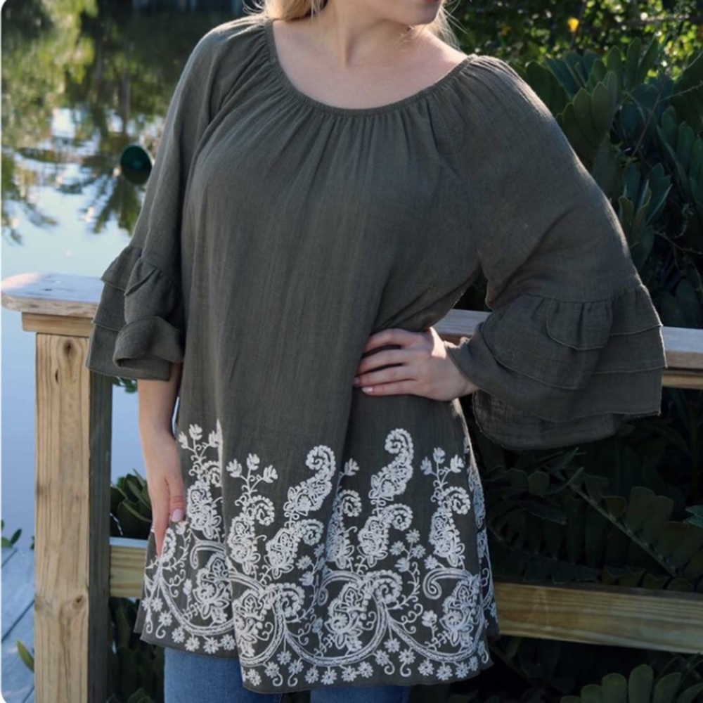 NWOT Embroidered Trim ruffled sleeve Tunic
